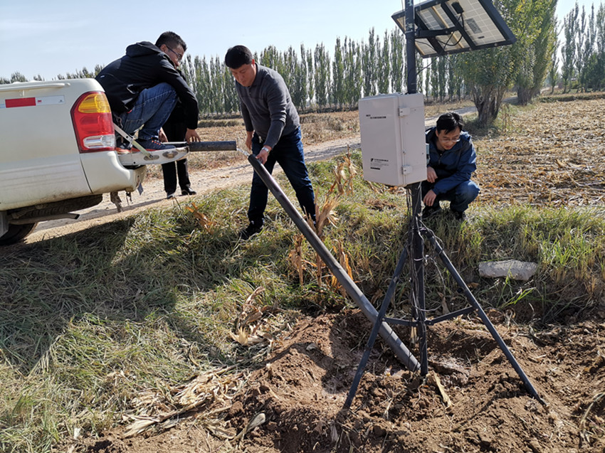 甘州区农技中心采用围框淹灌仪器法开展土壤田间持水量的测定