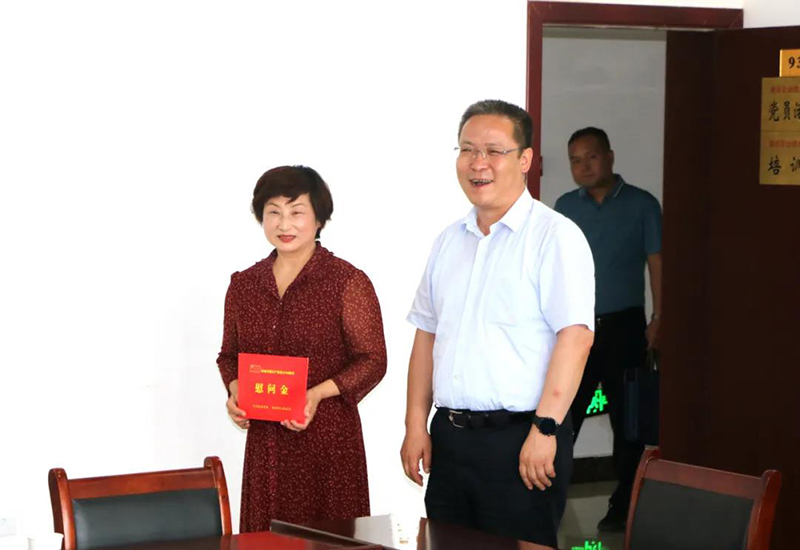 杨郃在徽县看望慰问农业科技领军人才