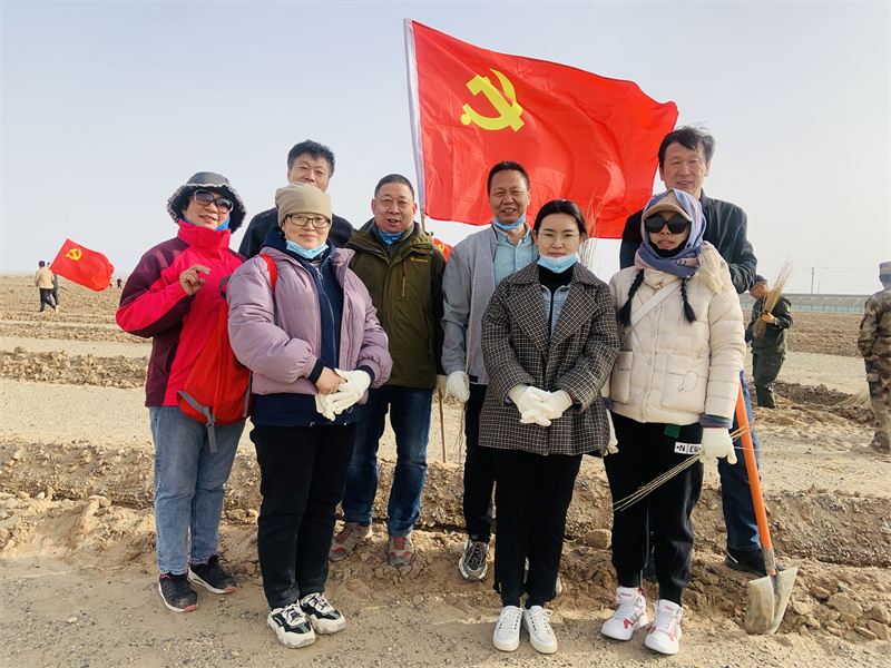 敦煌市农村产权交易服务中心党支部：植树造林添新绿 战天斗地齐治沙