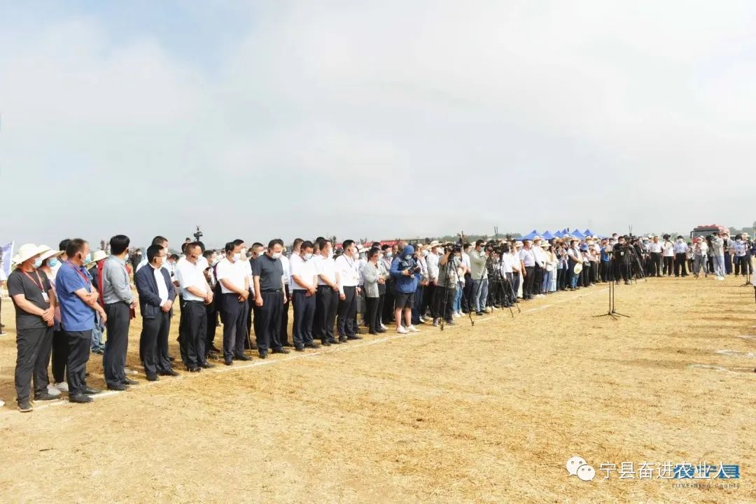 2022年中国农机推广“田间日”暨新技术培训班在宁县举办
