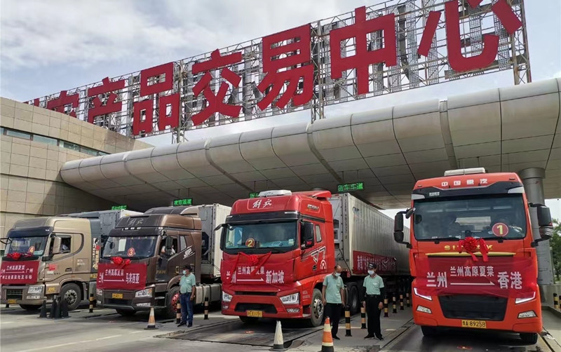 今天上午，60辆满载着“甘味”特色农产品的大卡车发往国内外终端市场