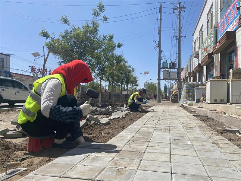 图片1  瓜州县腰站子东乡族镇民族团结商贸街提升改造项目工程正加速推进.jpg