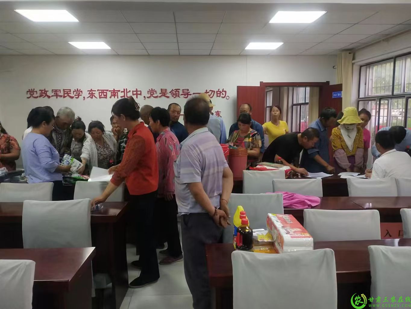 村民在积分超市兑换物品1.jpg