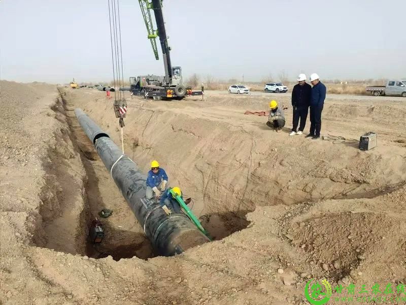 图片1 瓜州县东湖调蓄水库工程现场  工人进行管道安装.jpg