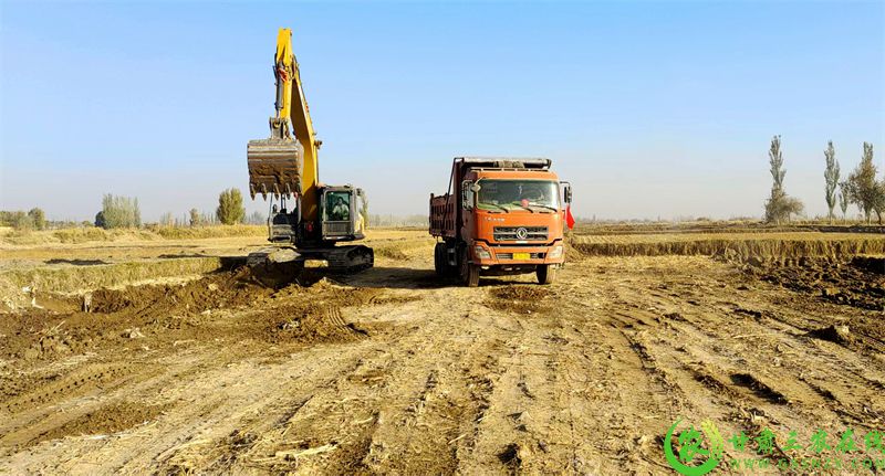 1.金塔县古城乡古城村高标准项目建设现场，大型推土机、平地机往来穿梭，轰鸣声此起彼伏.JPG
