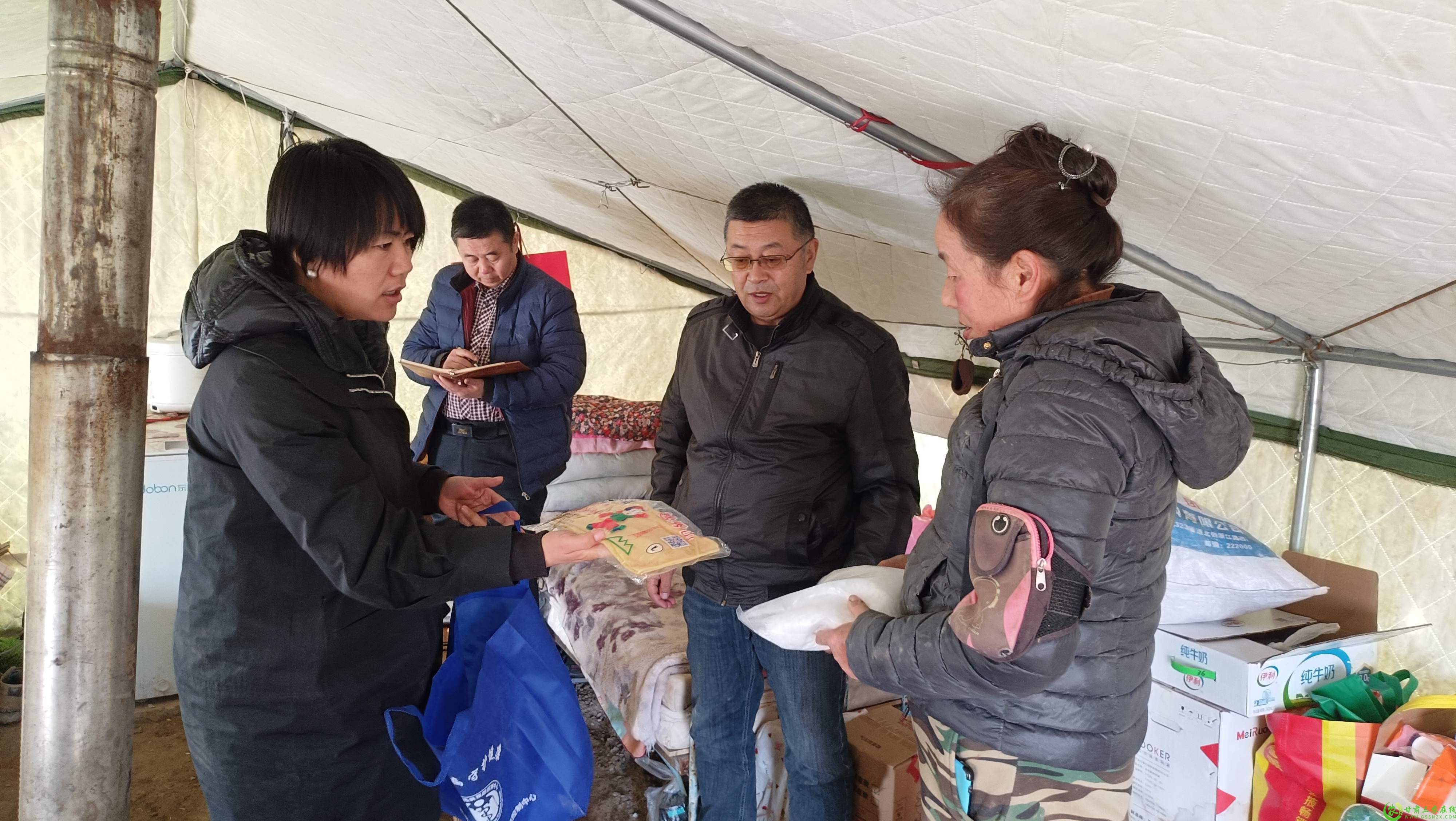 为借牧户发放牛羊健康“大礼包”.jpg