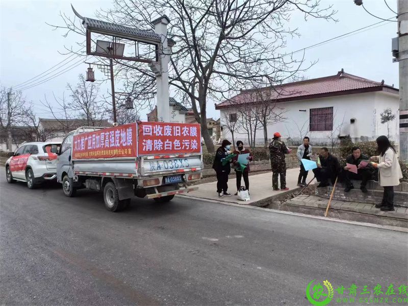 1.崇信县农村人居环境工作站组织技术人员深入村社开展地膜科学使用回收宣传工作.jpg