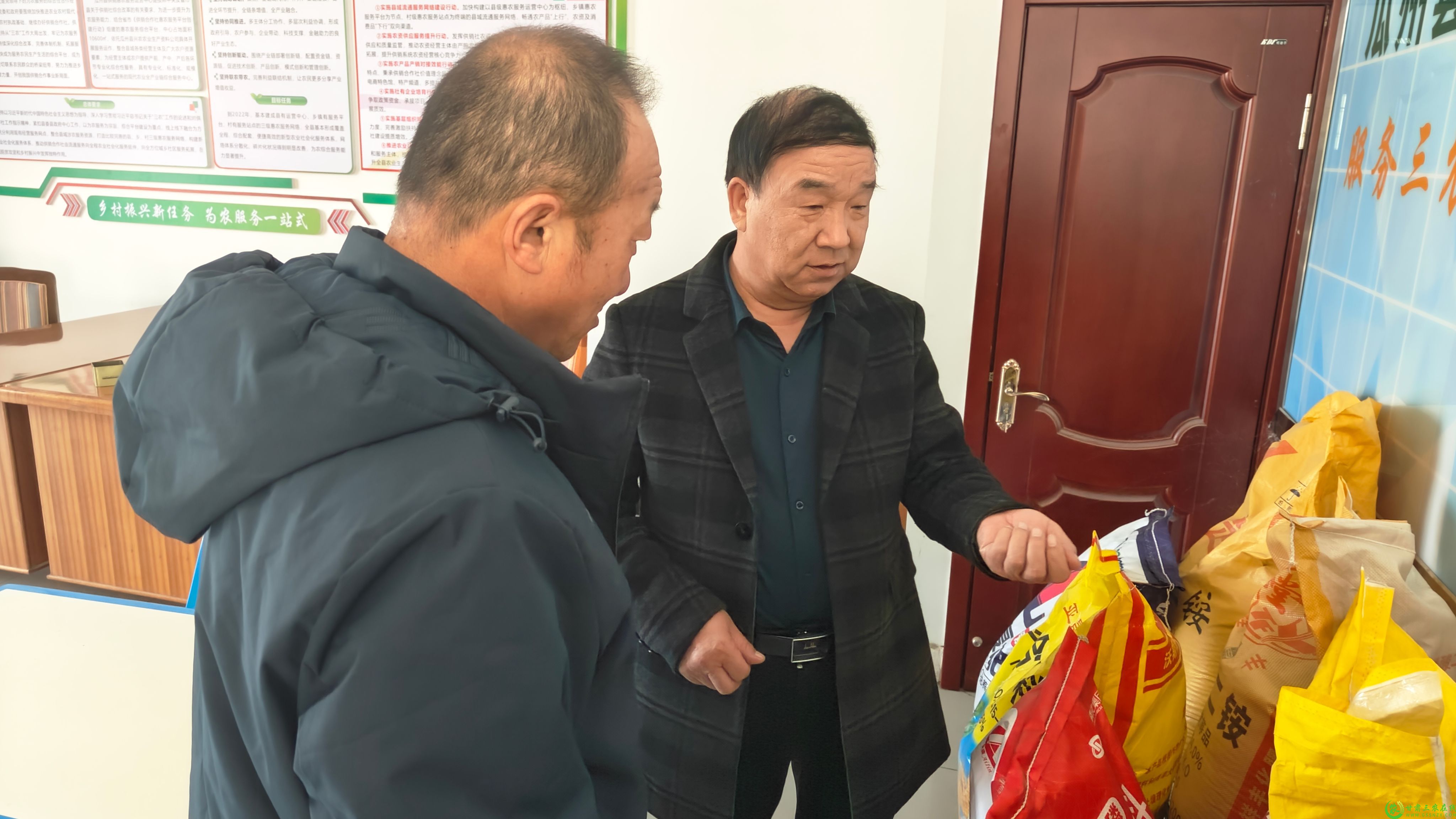 瓜州县各农资企业、零售门店及早筹划储备农资确保化肥、农药、种子等农资充足供应。(1).jpg