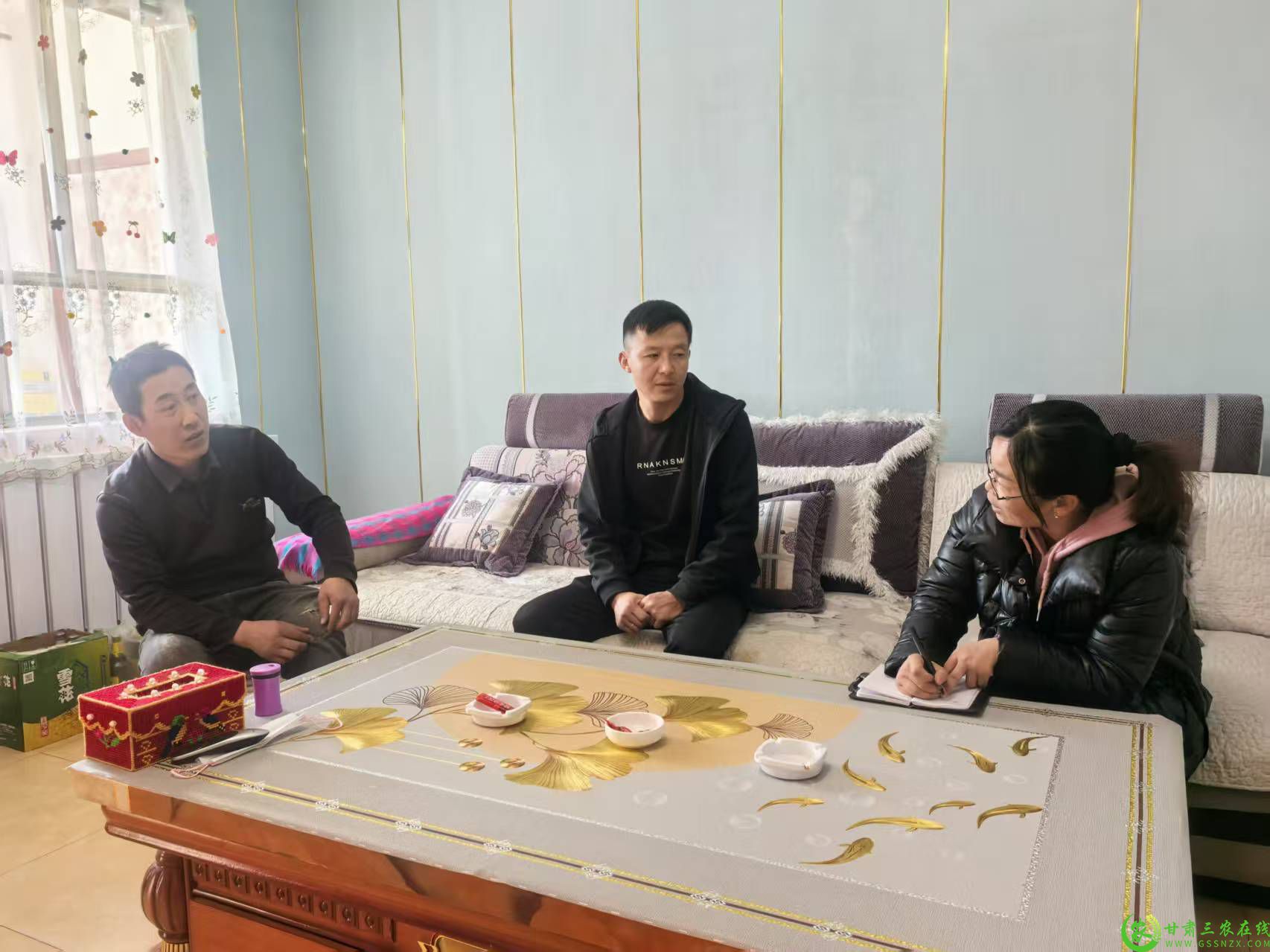 瓜州县广至藏族乡广泛宣传牛羊调引的相关政策.jpg